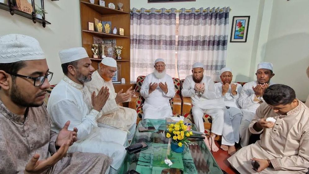 জুলাই অভ্যুত্থানে শহিদ জুনায়েদের বাড়িতে জামায়াত আমির