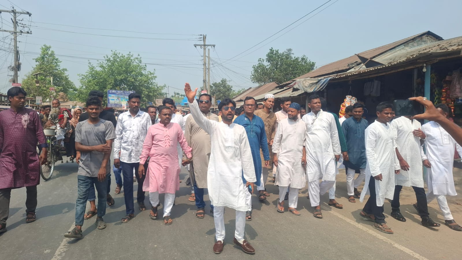 নাটোরের লালপুরে ঈদের নামাজ শেষে ‘জয় বাংলা’ স্লোগান : ধাওয়া-পাল্টা ধাওয়া