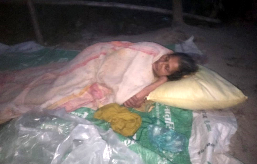 সম্পত্তির জন্য ৯০ বছরের বৃদ্ধা মা’কে খোলা আকাশের নিচে রেখে গেল সন্তানেরা!