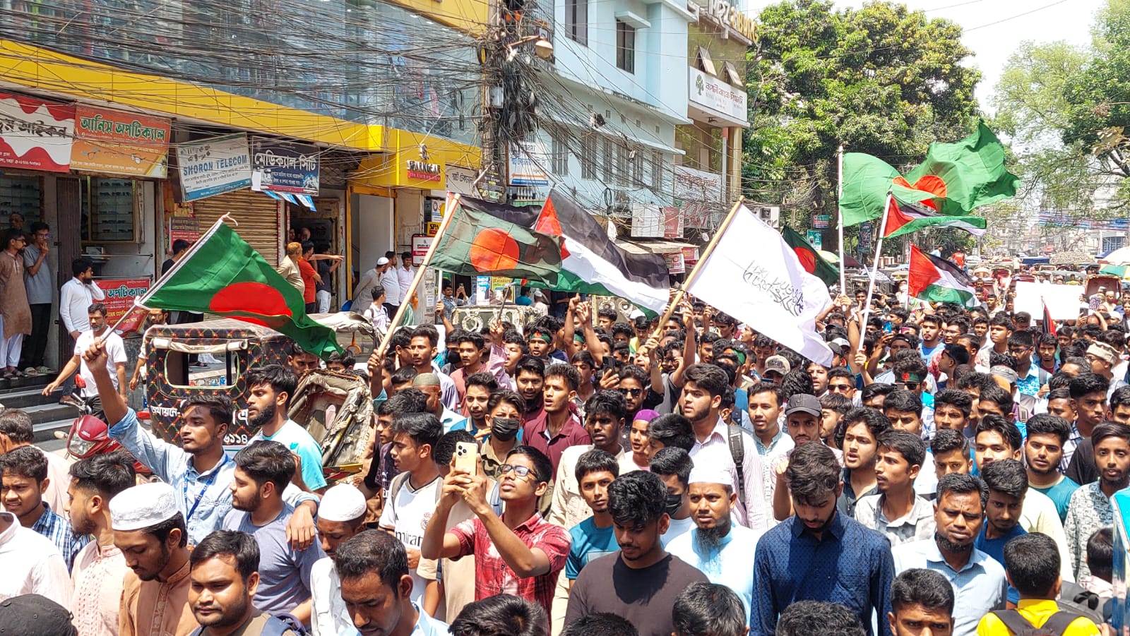 ইসরাইলী বর্বরতার প্রতিবাদে উত্তাল বগুড়ার সাতমাথা