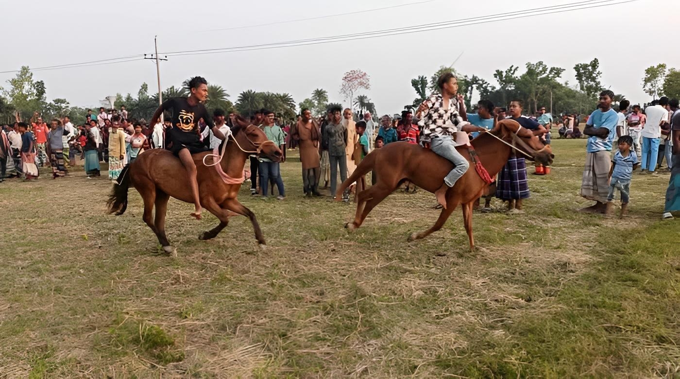 নাটোরের গুরুদাসপুরে জমজমাট ঘোড়দৌড় প্রতিযোগিতা অনুষ্ঠিত