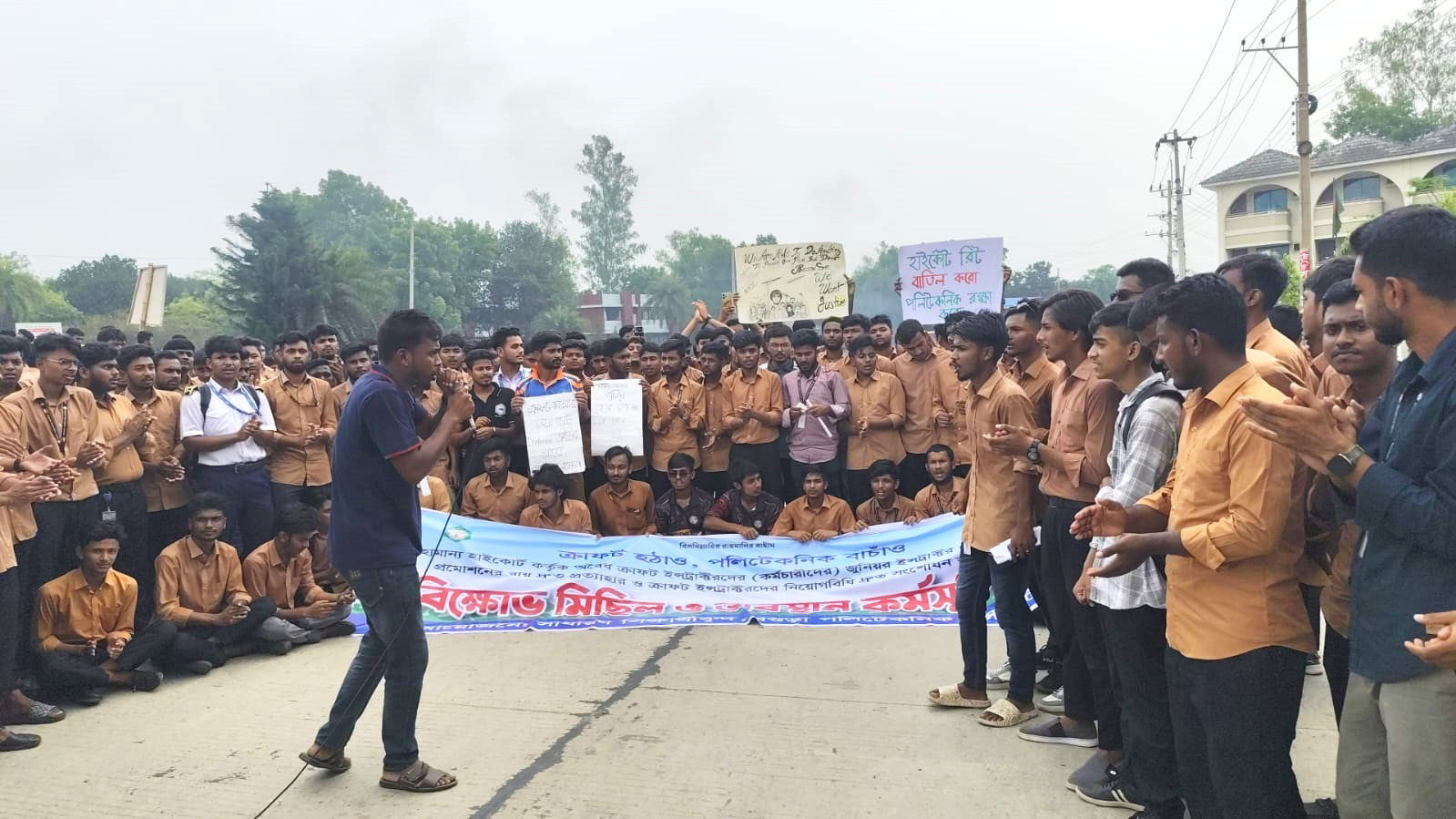 ৬ দফা দাবিতে বগুড়ায় পলিটেকনিক শিক্ষার্থীদের মহাসড়ক অবরোধ