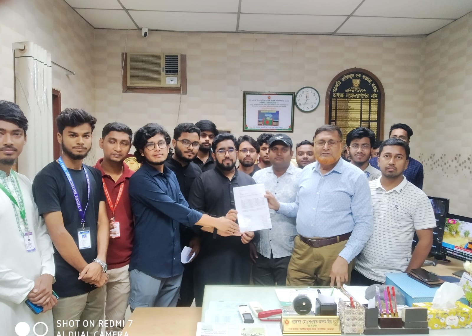 আজিজুল হক কলেজ ক্যাম্পাস মাদক মুক্ত করতে শিক্ষার্থীদের স্মারকলিপি প্রদান