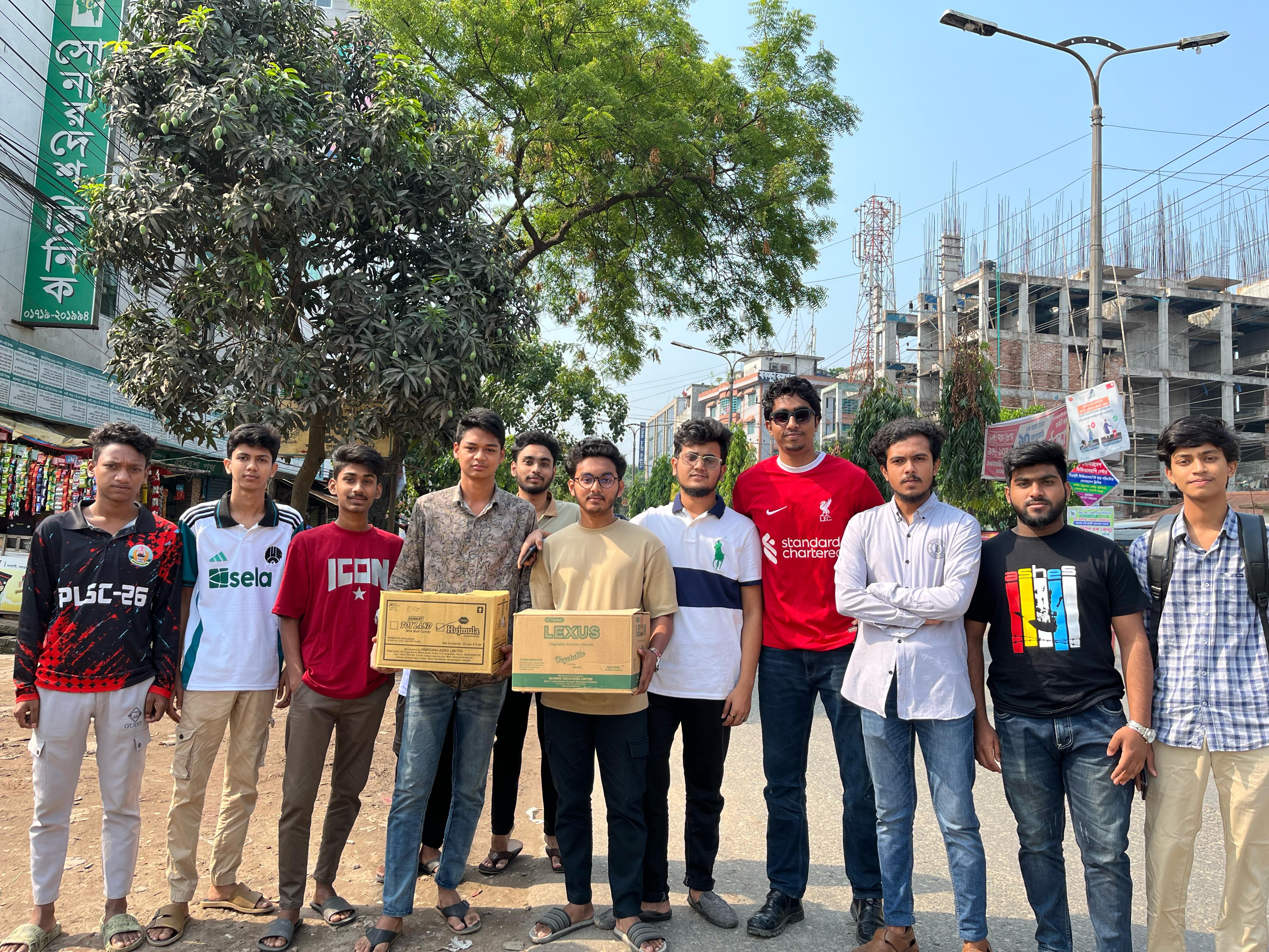 রাইসিং অ্যামবিশন ফর ইয়্যুথ এর উদ্যোগে বগুড়ায় শ্রমিকদের মাঝে নাশতা বিতরন