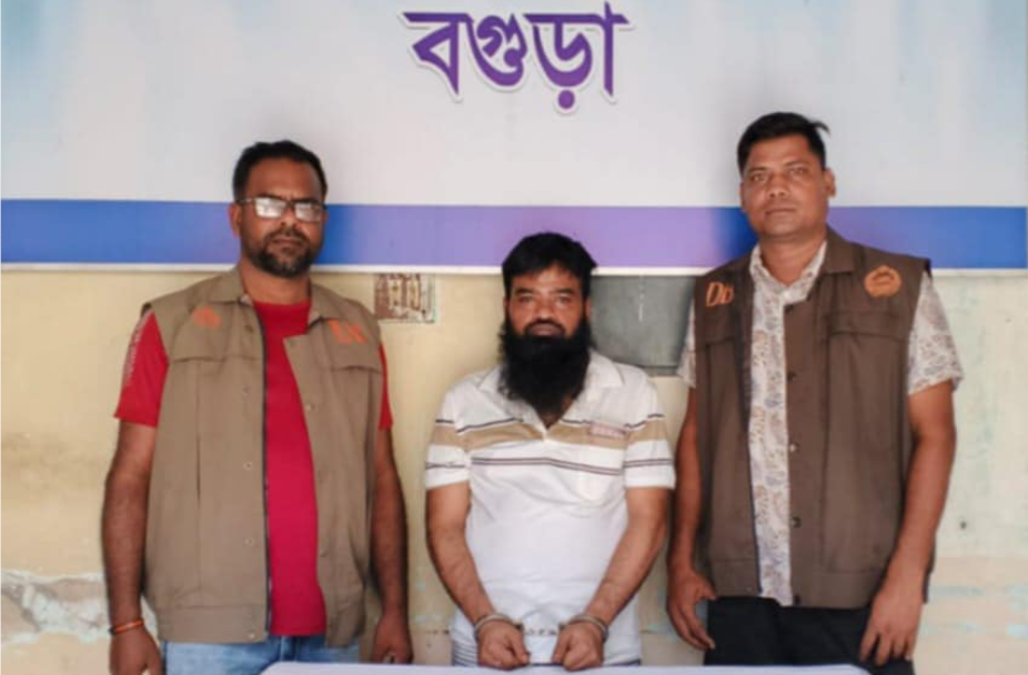 বগুড়ার আলোচিত সন্ত্রাসী ঝুমুর সরকার গ্রেপ্তার