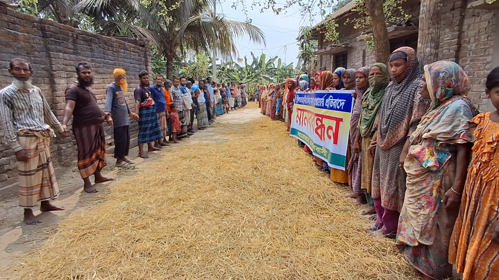 জয়পুরহাটে মিথ্যা মামলায় জড়ানোর প্রতিবাদে এলাকাবাসীর মানববন্ধন