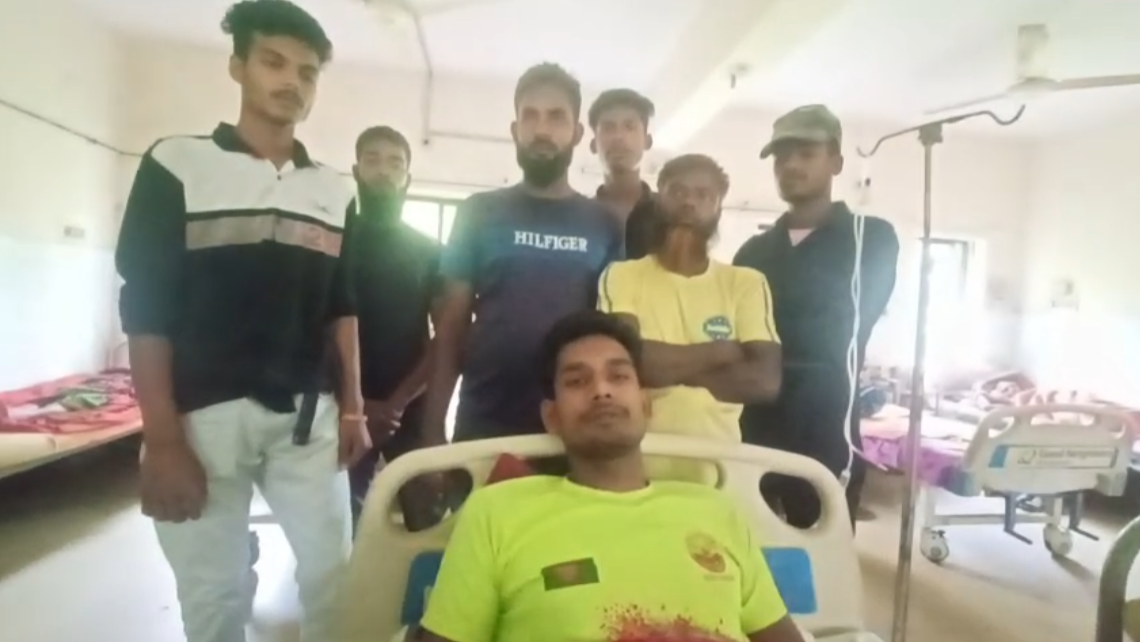বীরগঞ্জে অবৈধভাবে বালু উত্তোলনে বাধা দেওয়ায় যুবদলের হামলা : আহত ২