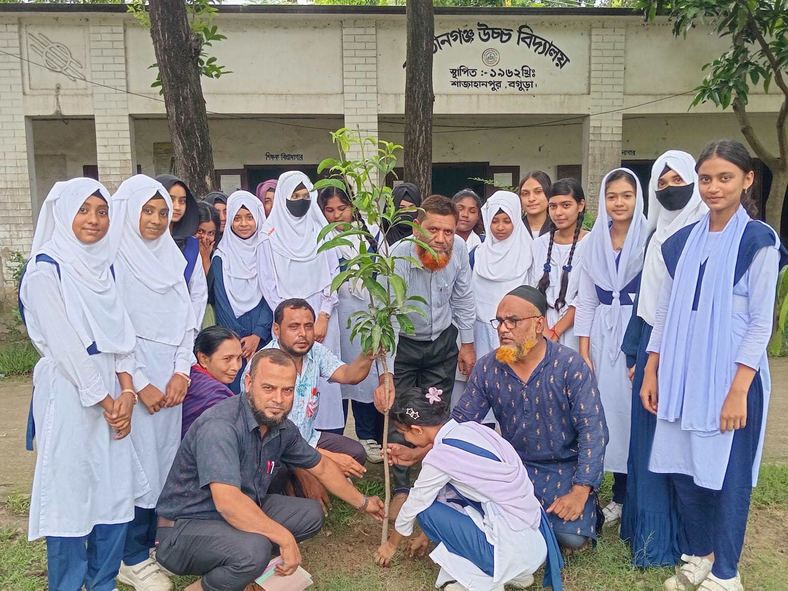 বিশ্ব পরিবেশ দিবস উপলক্ষে সুলতানগঞ্জ হাইস্কুলে বৃক্ষরোপণ