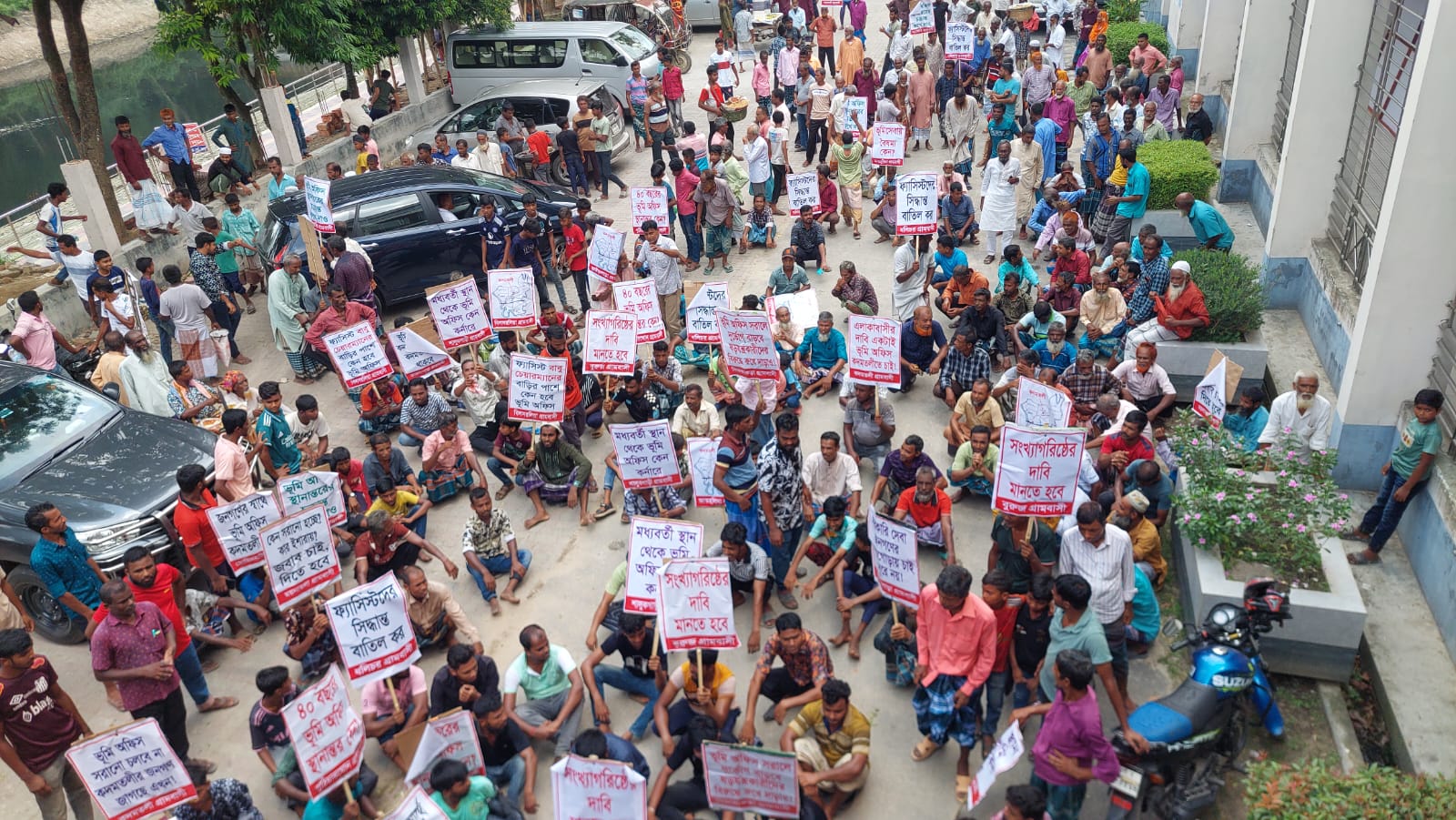 বগুড়ার গাবতলীতে পুরনো ভূমি অফিস স্থানান্তরের সিদ্ধান্তে ক্ষুব্ধ ৩৪ গ্রামের মানুষ