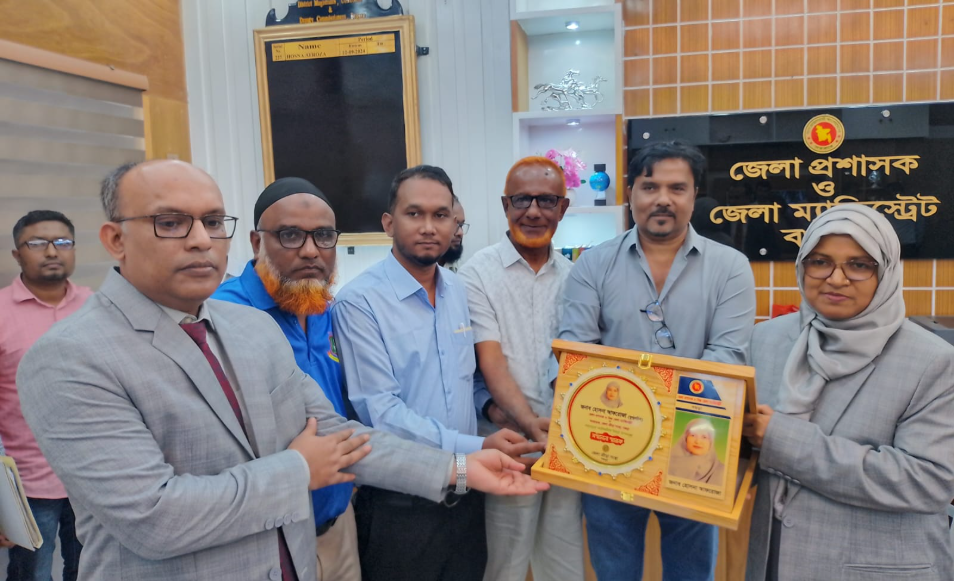বগুড়া জেলা ক্রীড়া সংস্থার পক্ষ থেকে জেলা প্রশাসককে বিদায় সংবর্ধনা