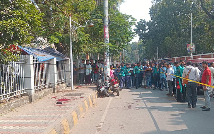 খুলনায় আদালতের সামনে দুজনকে গুলি ও কুপিয়ে হত্যা