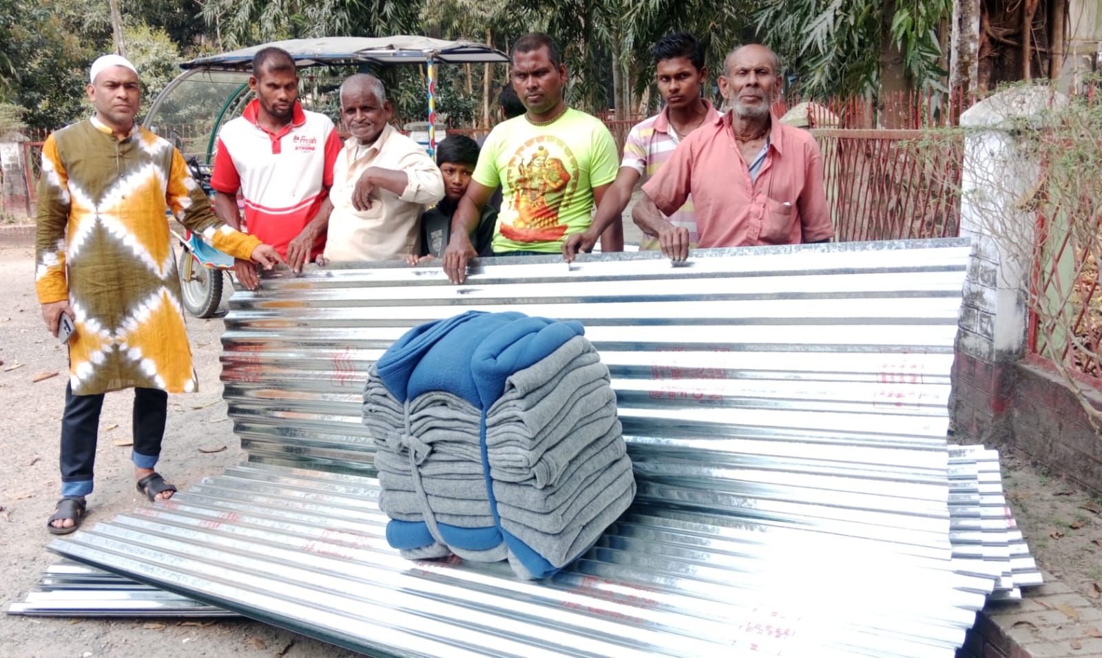 সোনাতলায় অগ্নিকাণ্ডে ক্ষতিগ্রস্থ পরিবারের  মাঝে ঢেউটিন ও নগদ অর্থ বিতরণ