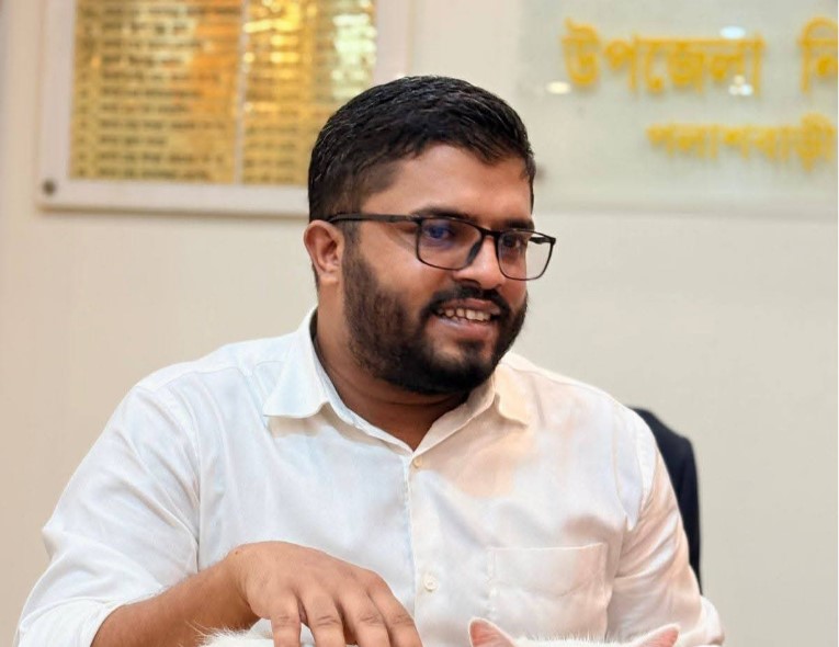 দক্ষ নেতৃত্বে প্রশংসায় ভাসছেন পলাশবাড়ীর ইউএনও শেখ জাবের আহমেদ