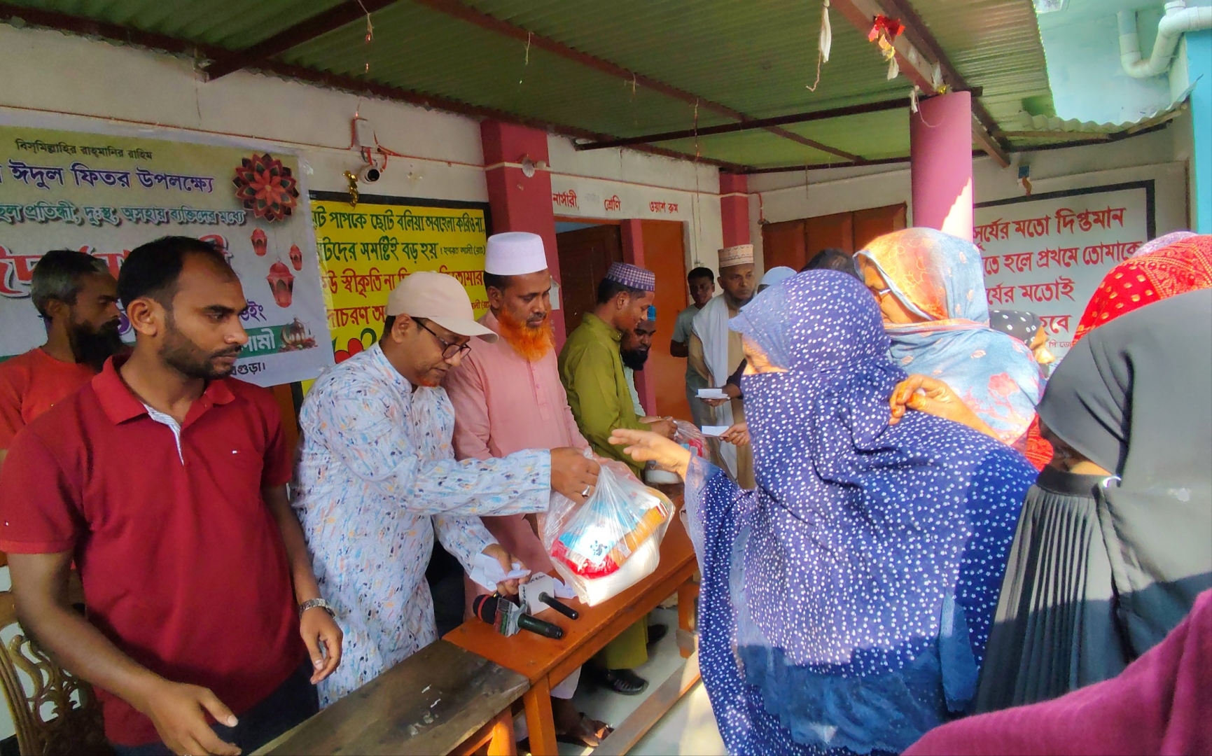 বগুড়া পৌরসভার ১১ নম্বর ওয়ার্ডে জামায়াতের উদ্যোগে ঈদ সামগ্রী বিতরণ