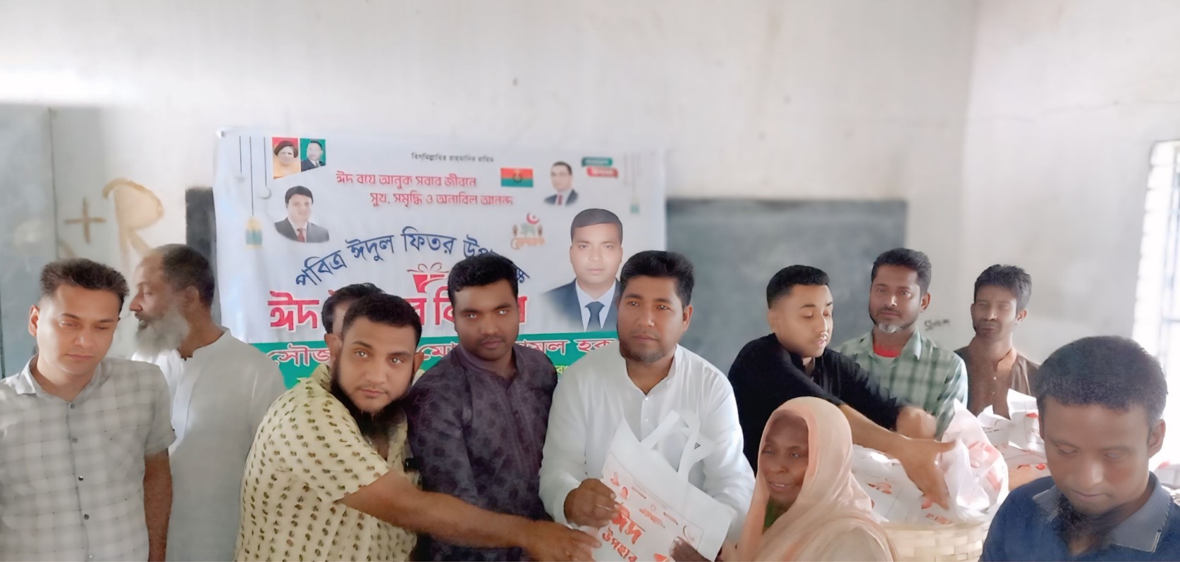 নন্দীগ্রামে অসহায় মানুষের মাঝে চাকলমা উচ্চ বিদ্যালয়ের সভাপতির ঈদ সামগ্রী বিতরণ