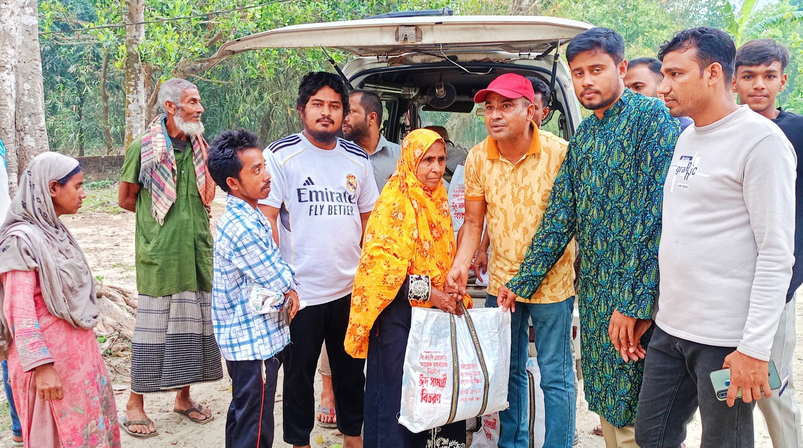 গাবতলী নশিপুর ইউনিয়নে ঈদ সামগ্রী  বিতরণ করেন সাবেক চেয়ারম্যান গামা