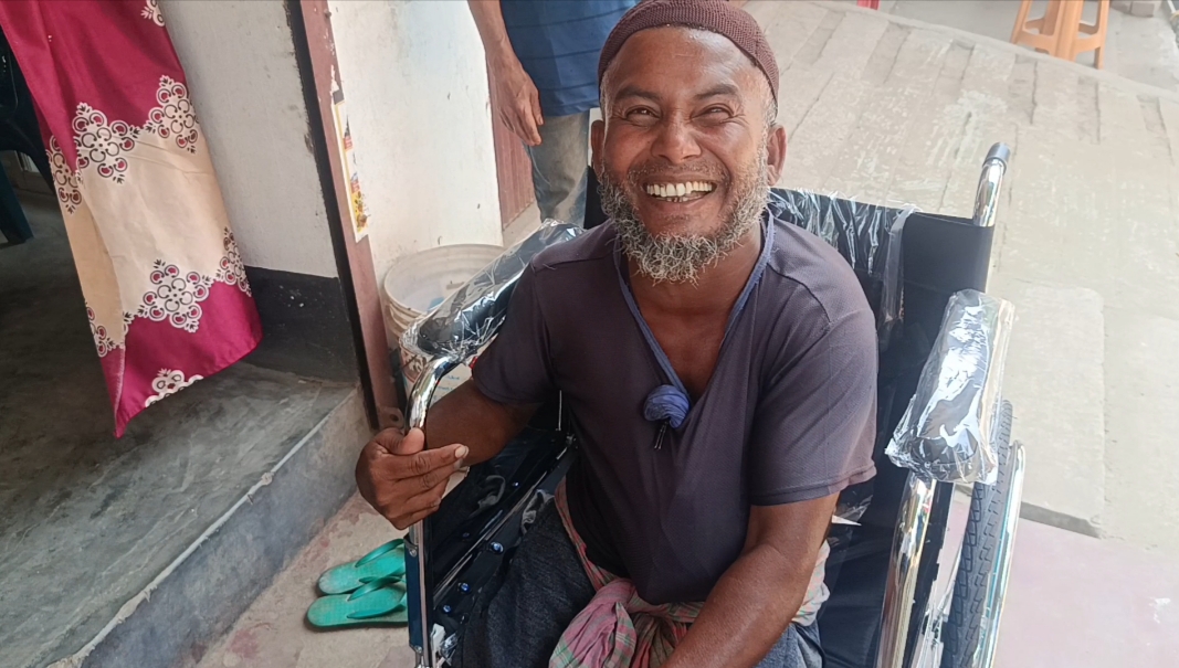 পাঁচবিবিতে এক অসহায় প্রতিবন্ধী ভিক্ষুক পেলেন হুইল চেয়ার