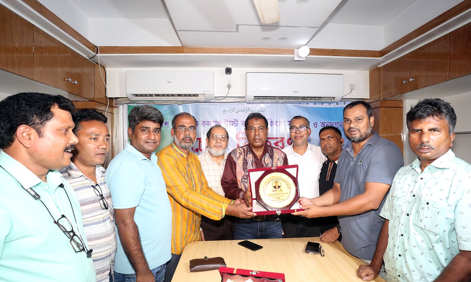 বগুড়া প্রেসক্লাবে এমপি বাদশাকে সাংবাদিকদের সংবর্ধনা