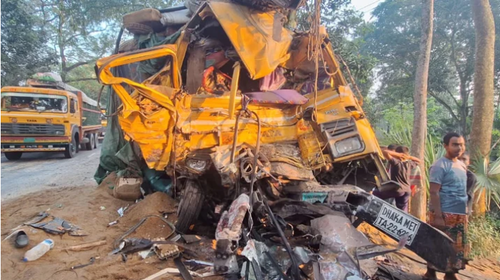নাটোরে বাস-ট্রাক সংঘর্ষ: নিহতের সংখ্যা বেড়ে ১৪