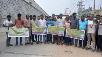বগুড়ায় ট্রাফিক পুলিশের হয়রানির প্রতিবাদে এ্যাম্বুলেন্স মালিকদের বিক্ষোভ