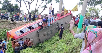 ফরিদপুরে নিয়ন্ত্রণ হারিয়ে বাস খাদে পড়ে নিহত ৫