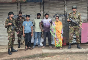 বগুড়ায় সেনাবাহিনীর অভিযানে মাদকদ্রব্য, তাজা গুলি ও দেশীয় অস্ত্রসহ আটক ৪