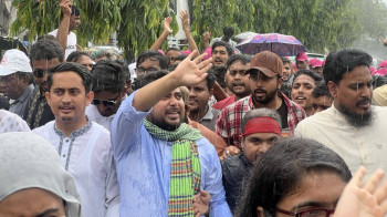 বগুড়ায় বৃষ্টিতে ভিজে জুলাই পদযাত্রায় অংশ নিলেন নাহিদ ইসলাম