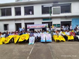 ৬ দাবিতে বগুড়া সিভিল সার্জন অফিসের সামনে  স্বাস্থ্য সহকারীদের ‘অবস্থান কর্মসূচি’ পালন।