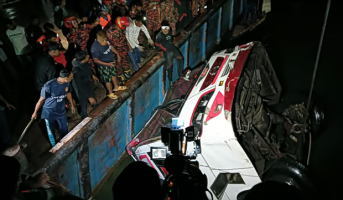 ডুবে যাওয়া বাস থেকে ১৬ লাশ উদ্ধার