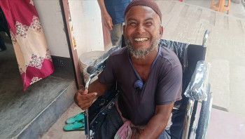 পাঁচবিবিতে এক অসহায় প্রতিবন্ধী ভিক্ষুক পেলেন হুইল চেয়ার