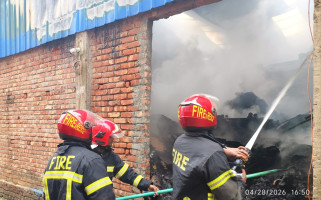 বগুড়ায় খেজুরের গুদামে ভয়াবহ আগুন