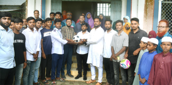 গাবতলীতে উপজেলা ছাত্রদলের উদ্যোগে ফুটবল বিতরণ