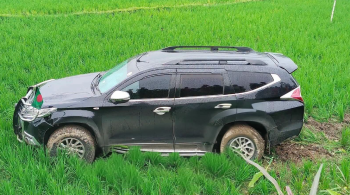 জয়পুরহাটে যাওয়ার পথে গাড়ি খাদে পড়ে প্রতিমন্ত্রী আহত